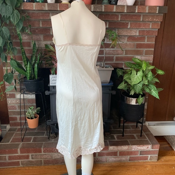 Vtg Vanity Fair lace slip - Picture 2 of 7